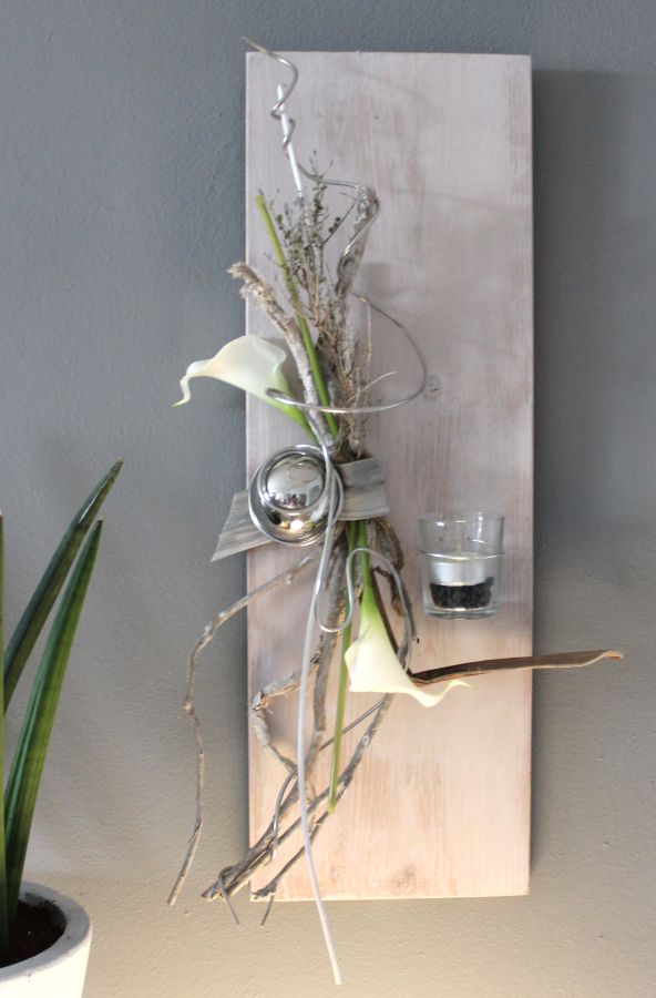 WD69 - Edle Wanddeko! Neues Holz puderfarben gebeizt, natürlich dekoriert mit künstlichen Callas, einer Edelstahlkugel und Teelichtglas! Größe 20x60cm Preis 64,90€
