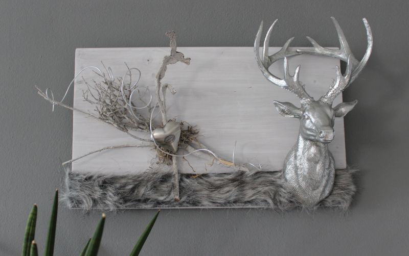 HE89 - Wanddeko aus neuem Holz weiß gebeizt, dekoriert mit natürlichen Materialien, Kunstfellband, einem Edelstahlherz und großen Hirschkopf Preis 94,90€ Größe 30x50cm