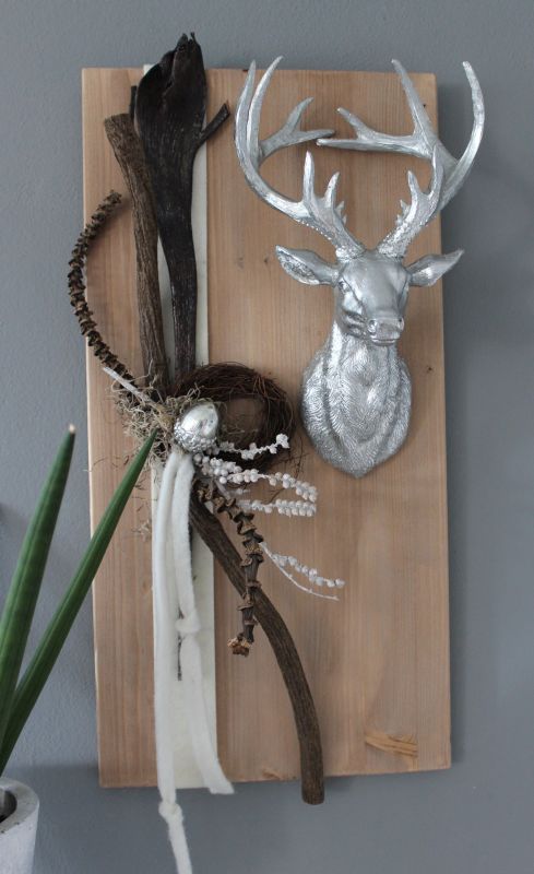 HE90 - Wanddeko aus neuem Holz eichefarbig gebeizt, dekoriert mit natürlichen Materialien, Filzbänder, einer silberfarbigen Eichel und großen Hirschkopf Preis 94,90€ Größe 30x60cm