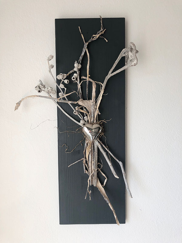 WD131 - Zeitlose Wanddeko! Holzbrett grau gebeizt, dekoriert mit natürlichen Materialien und einem Edelstahlherz! Preis 39,90€ Größe 20x60cm