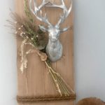 HE126 - Holzbrett eichefarbig gebeizt, dekoriert mit Trockenblumen und einem Hirschkopf! Preis 99,90€ Größe 30x60cm