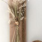 HE128 - Holzbrett eichefarbig gebeizt, dekoriert mit natürlichen Materialien und Trockenblumen! Preis 69,90€ Größe 20x60cm