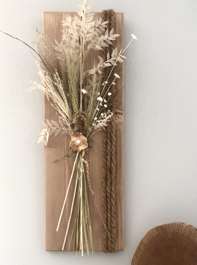 HE128 - Holzbrett eichefarbig gebeizt, dekoriert mit natürlichen Materialien und Trockenblumen! Preis 69,90€ Größe 20x60cm