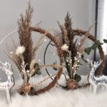 HE133 - Metallring auf Fuß weiß, dekoriert mit Gräsern und Trockenblumen und Kokosfasernseil! Preis 39,90€ Durchmesser 25cm Hirsch stehend Preis 14,90€ Höhe 17cm