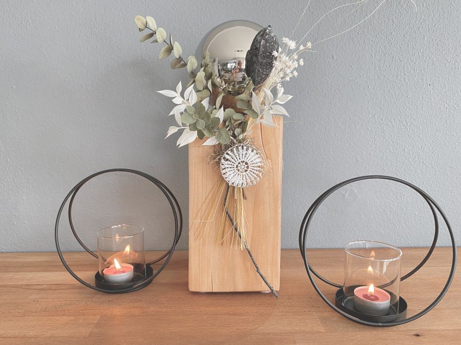 KL102 - Kleine Dekosäule aus neuem Holz, dekoriert mit natürlichen Materialien, Trockenblumen, einer Edelstahlkugel und einem Ornamentteilchen! Preis 54,90€ Höhe 35cm