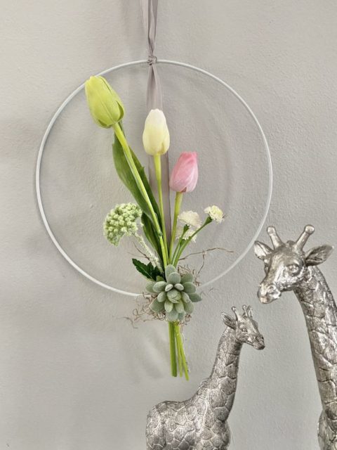 WD136 - Metallring als Wand oder Türdeko, dekoriert mit künstlichen Blumen! Preis 24,90€ Durchmesser 30cm Preis 29,90€ Durchmesser 40cm