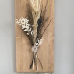 WD151 - Wanddeko aus neuem Holz eichefarbig gebeizt, dekoriert mit natürlichen Materialien, Trockenblumen, Gräsern und einem Ornamentteilchen! Preis 74,90€ Größe 30x60cm