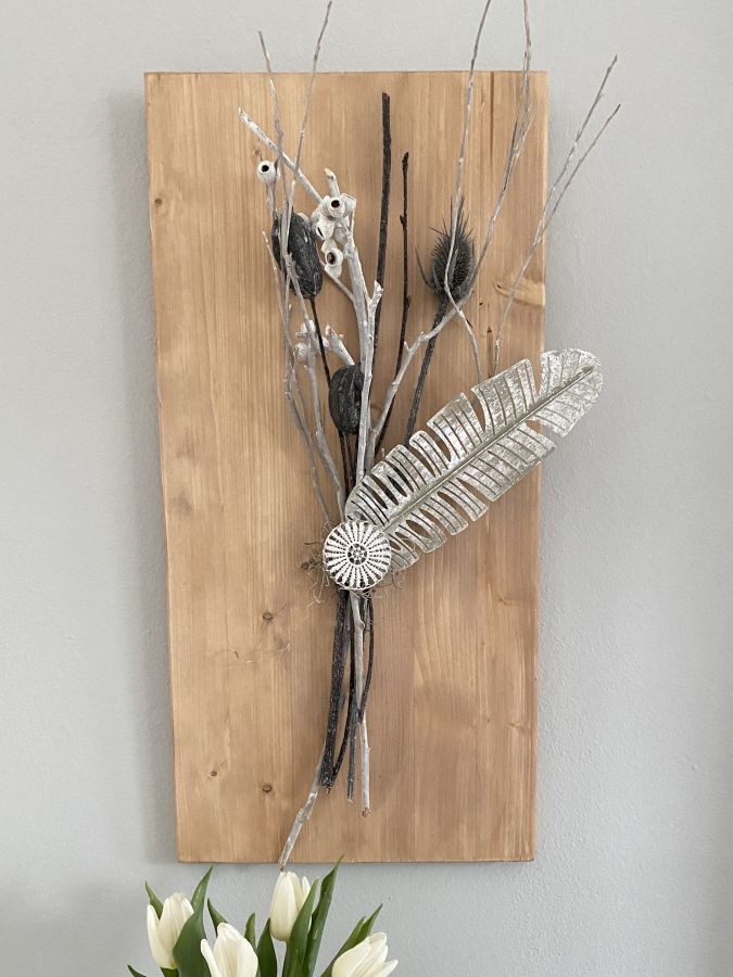 WD144 - Wanddeko aus neuem Holz eichefarbig gebeizt, dekoriert mit natürlichen Materialien, einer Metallfeder und einem Ornamentteilchen! Preis 74,90€ Größe 30x60cm